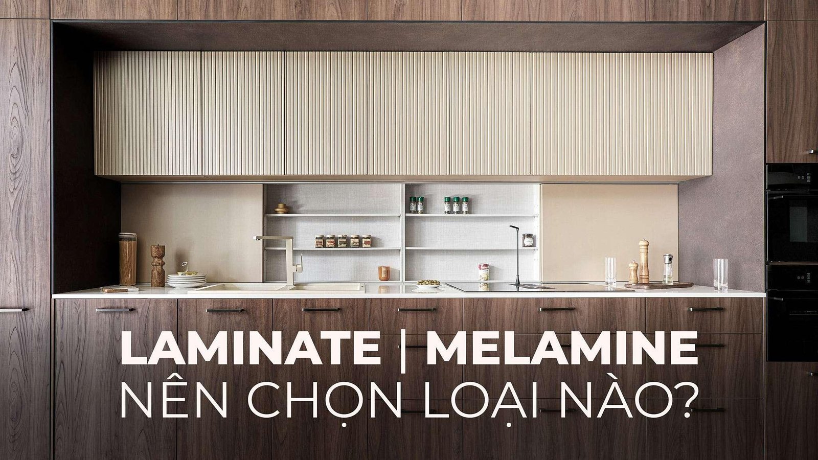 So sánh trực quan giữa bề mặt gỗ laminate và gỗ melamine trong ứng dụng nội thất, làm nổi bật sự khác biệt về độ dày và kết cấu