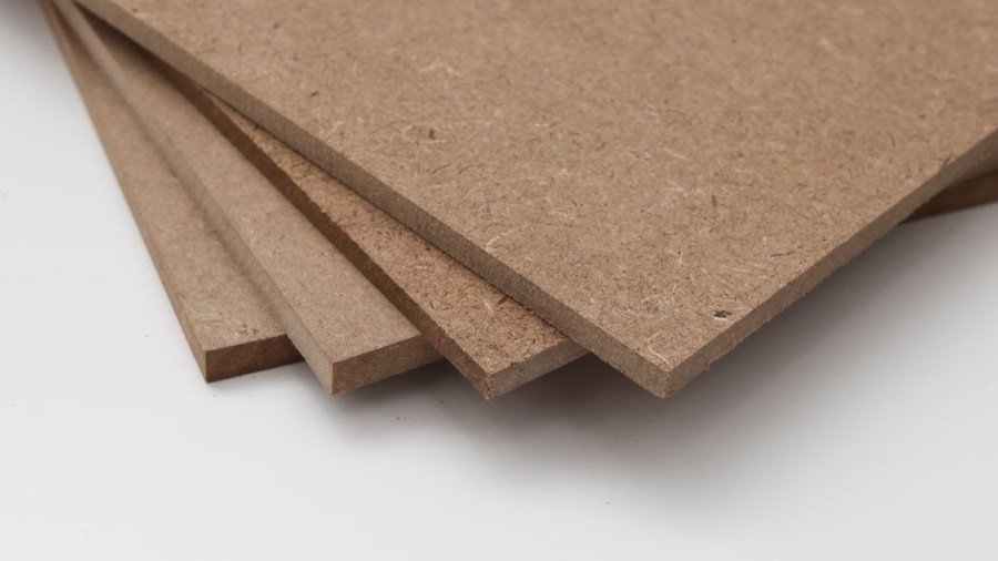 So sánh bề mặt mịn màng của ván sợi MDF với các loại gỗ ép khác