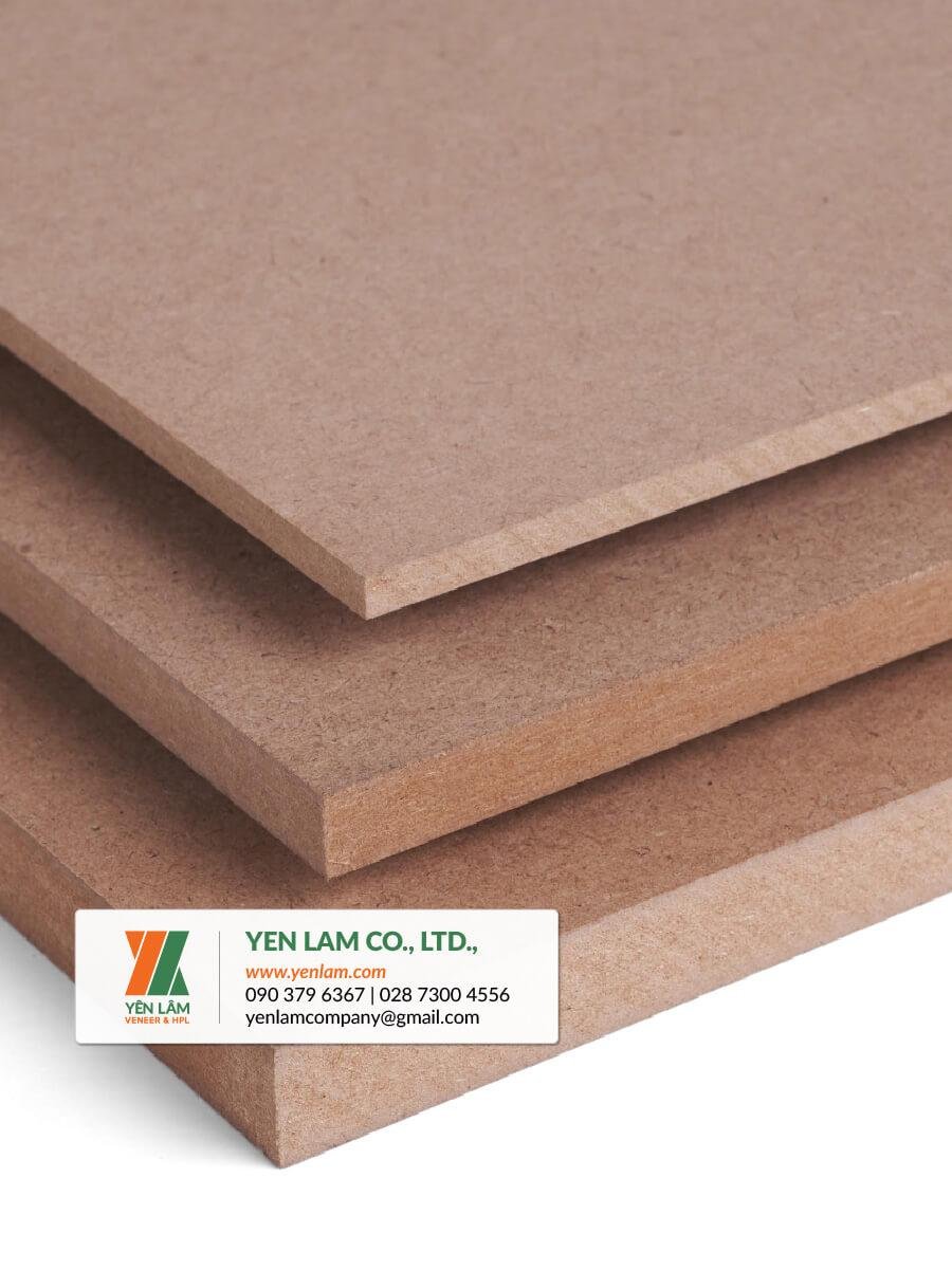 So sánh cấu trúc mặt cắt của gỗ HDF và gỗ MDF làm nổi bật sự khác biệt về mật độ