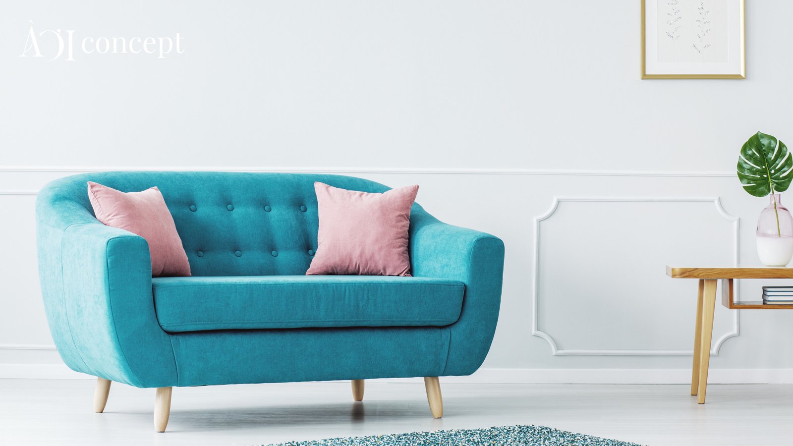 Sofa góc màu xanh ngọc bích hiện đại với gối tựa và cây xanh