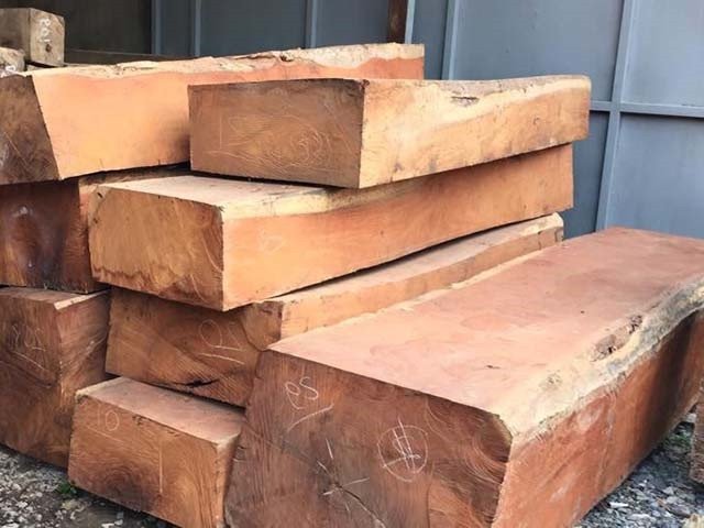 Tấm gỗ gõ tự nhiên hiển thị vân gỗ đẹp mắt