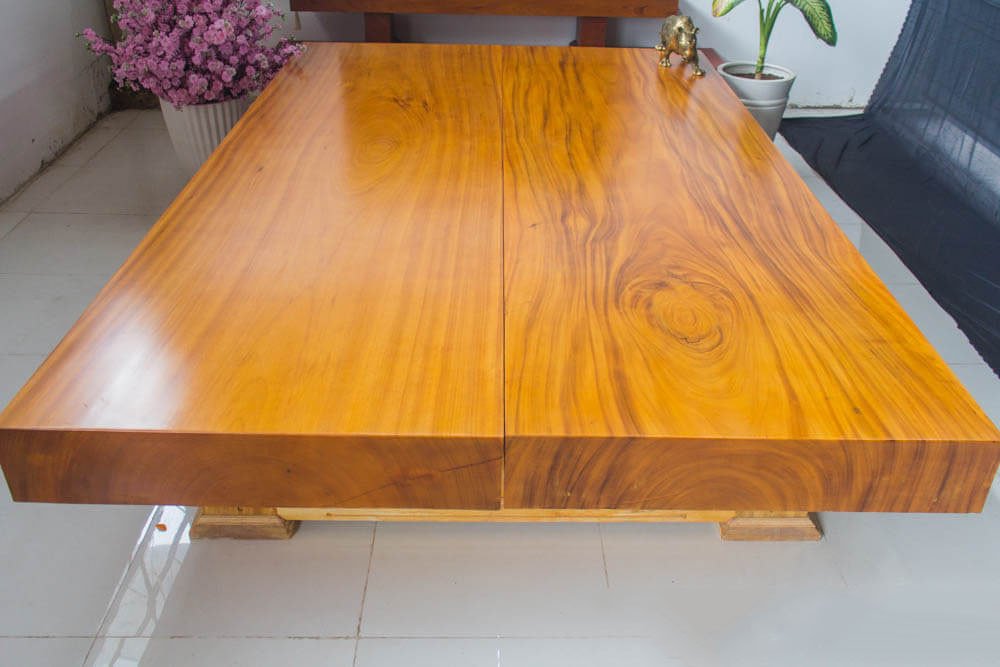 Tấm gỗ gõ vàng hiển thị màu sắc và vân gỗ đặc trưng