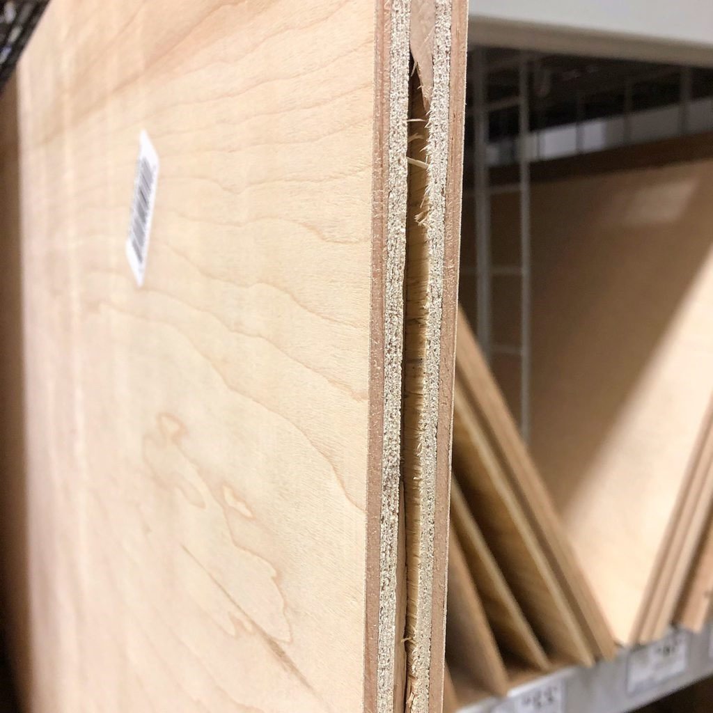 Tấm gỗ Plywood bị cong vênh và tách lớp, minh họa một nhược điểm thường gặp