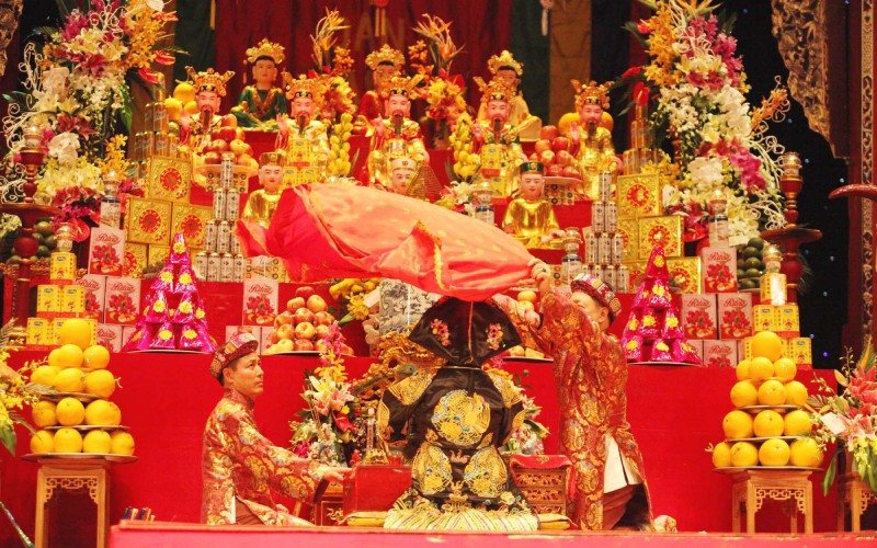 Tam Tòa Thánh Mẫu với ba vị Mẫu Đệ Nhất, Đệ Nhị, Đệ Tam được thờ phụng tôn kính