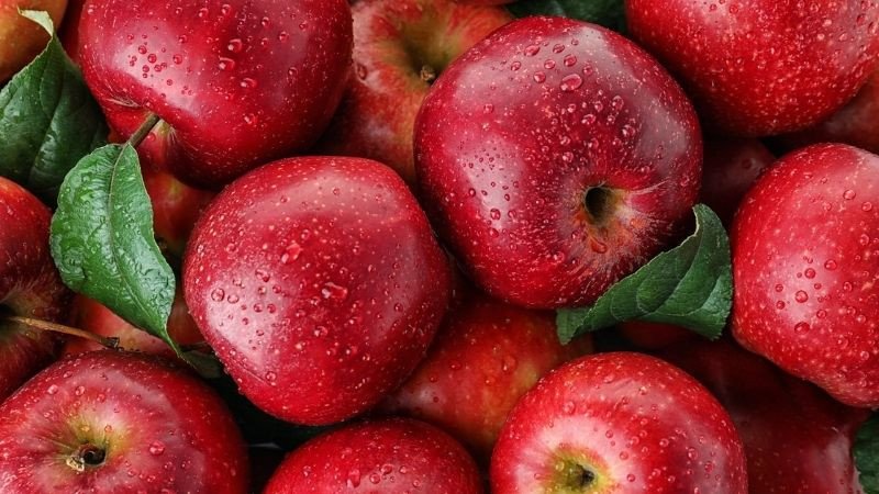 Táo đỏ tươi ngon trên mâm cúng