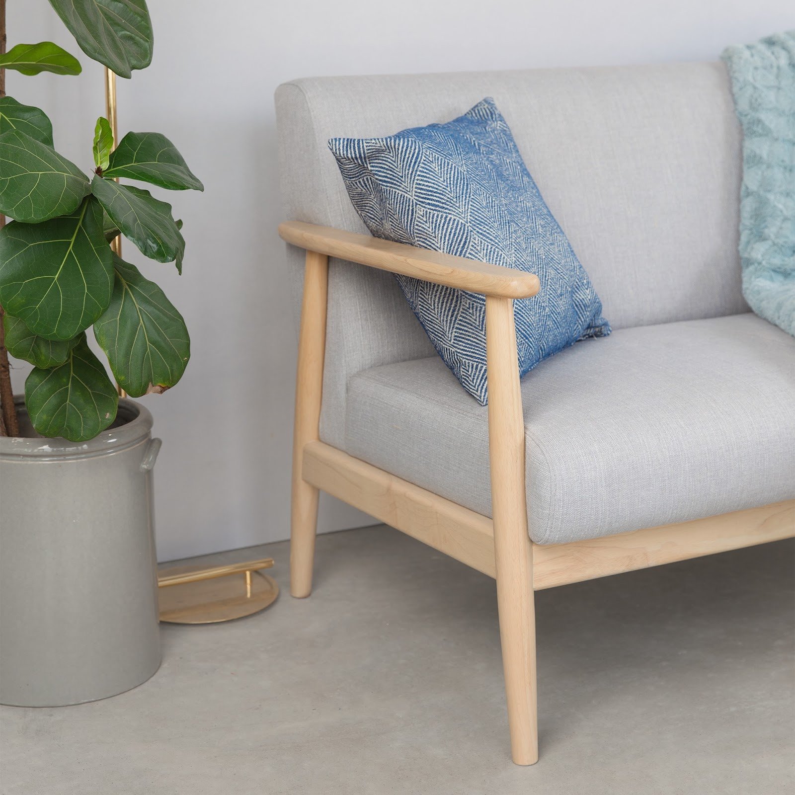 Tay vịn và tựa lưng sofa gỗ thiết kế công thái học