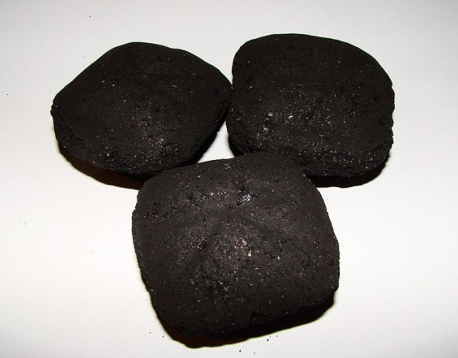 Than bánh được sản xuất từ mùn cưa, một dạng nhiên liệu sinh học tái tạo.