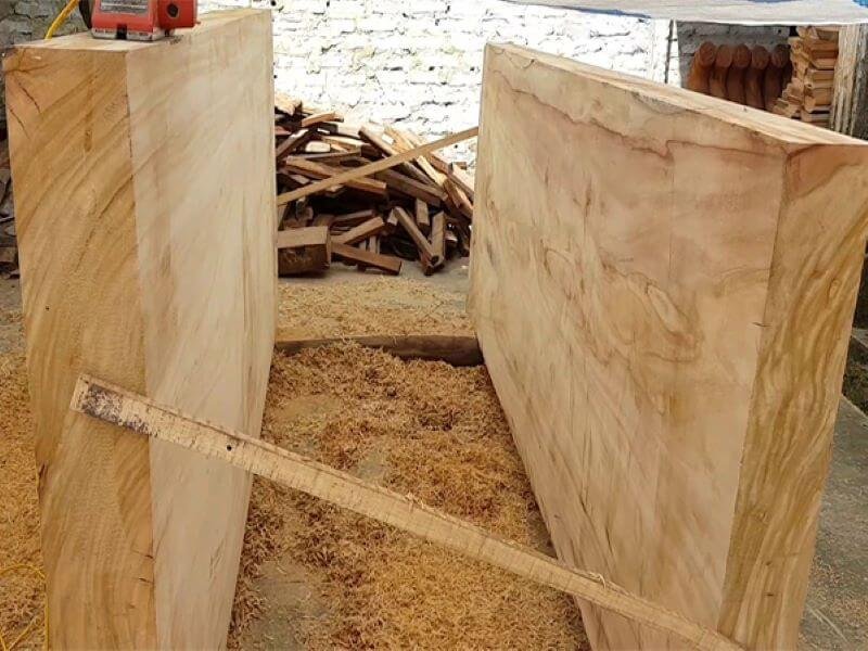 Thân gỗ chương mộc tự nhiên với vân gỗ độc đáo và màu sắc ấm áp đặc trưng của gỗ long não