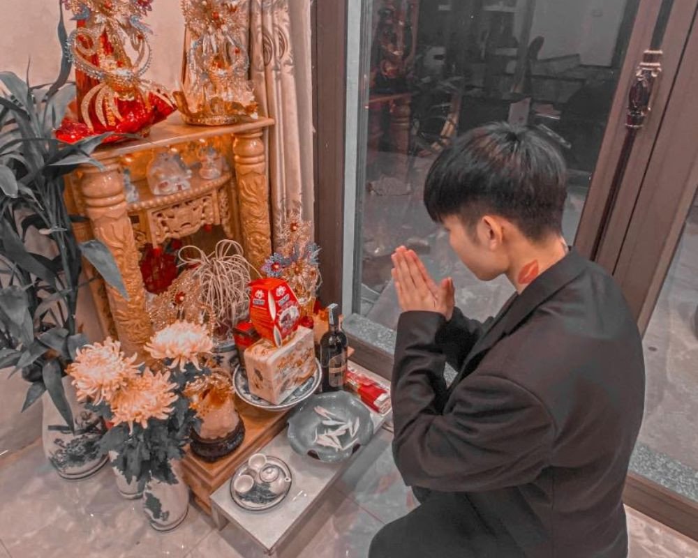 Thắp hương và đọc văn khấn xin phép bao sái bàn thờ Thần Tài