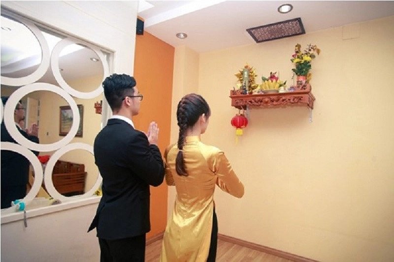 Thắp hương xin phép trước khi bao sái ban thờ ông công ông táo