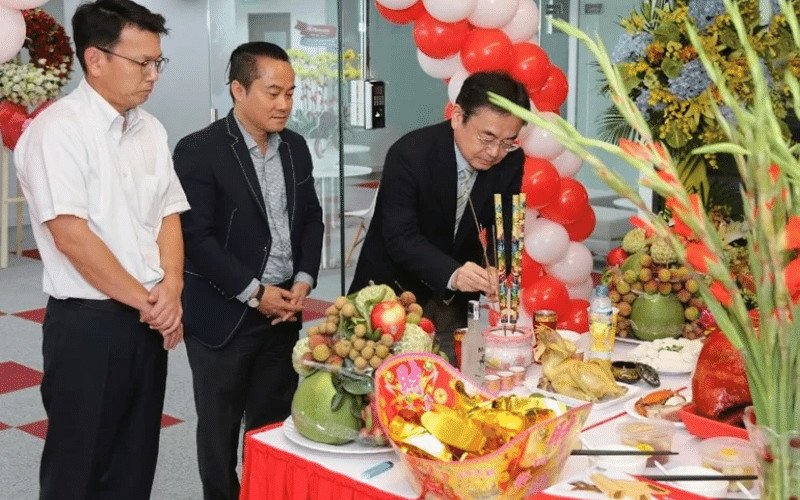 Thầy phong thủy đang làm lễ cầu an cho văn phòng, minh họa cách hóa giải vận xui khi chuyển phòng làm việc