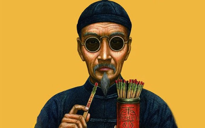 Thầy tử vi đang chăm chú luận giải lá số, mang đến lời khuyên cho người xem