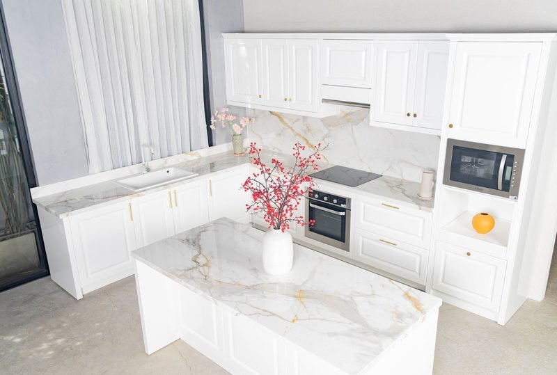 Thiết kế tủ bếp gỗ tiện nghi được trưng bày tại showroom nội thất