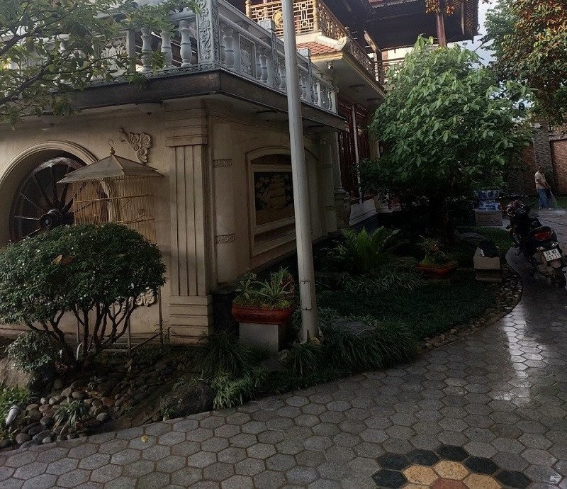 Thợ đang phun sơn PU cho đồ gỗ tại xưởng