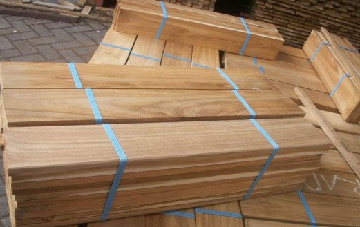 Thớ gỗ và màu vàng nâu của gỗ Tếch, nổi tiếng về độ bền và khả năng chống nước