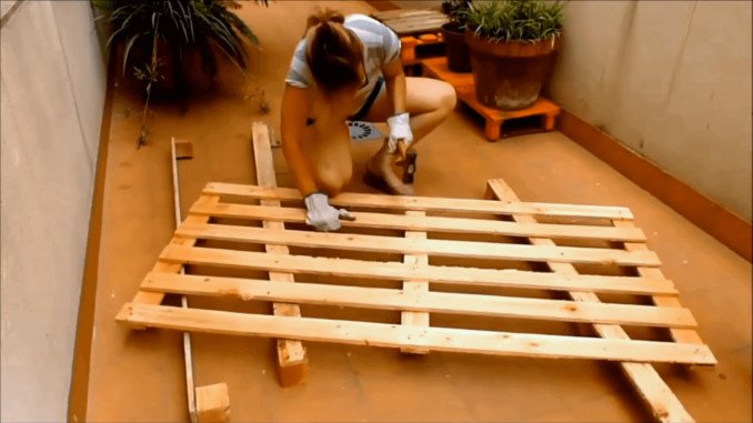 Thợ mộc đang gia công tấm gỗ thông