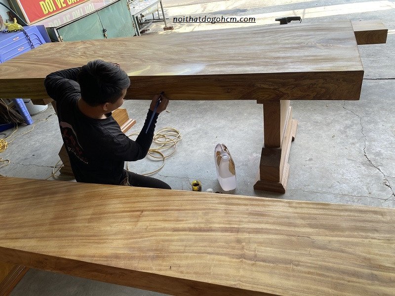 Thợ tỉ mỉ thực hiện các công đoạn làm mới đồ gỗ