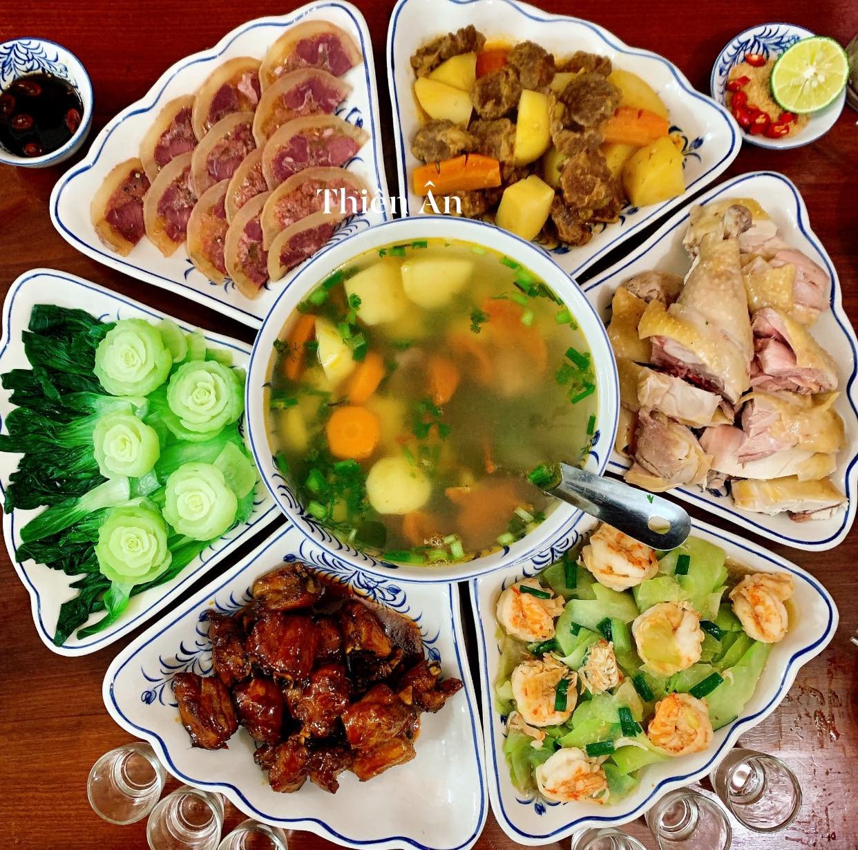 Thực đơn mâm cỗ cúng rằm tháng Giêng số 3 với gà luộc, sườn chua ngọt và canh khoai