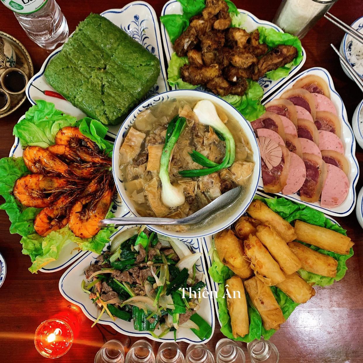 Thực đơn mâm cỗ cúng rằm tháng Giêng số 4 với gà rang muối, bò xào và tôm nướng