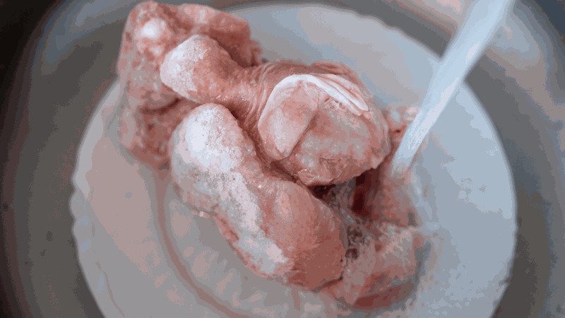 Thực phẩm đã rã đông cần được tiêu thụ ngay, không nên cấp đông lại để giữ an toàn và chất lượng.