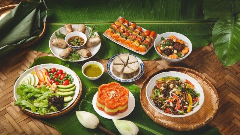 Tín chủ thành kính đọc văn cúng rằm tháng 7 trong nhà trước bàn thờ gia tiên