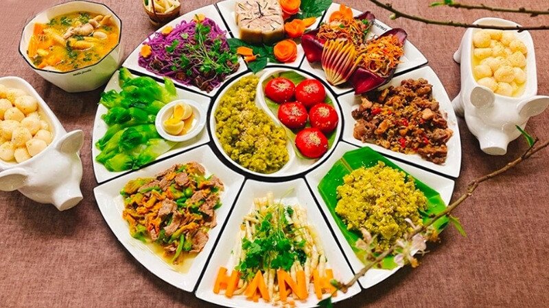 Tờ văn khấn cúng Rằm tháng Giêng được chuẩn bị trang trọng trên bàn thờ gia tiên