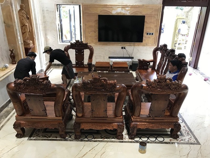 Toàn cảnh bộ bàn ghế gỗ cẩm gồm nhiều món bày trí trong phòng khách