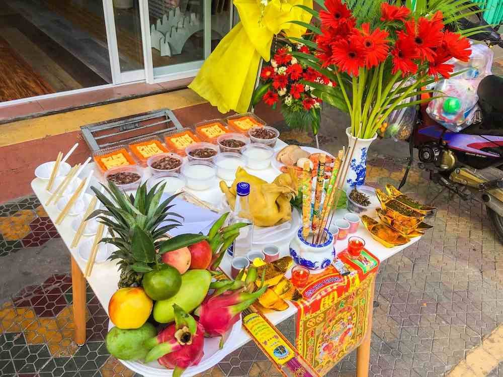Tổng quan mâm lễ vật cúng khai trương kinh doanh bao gồm các món.