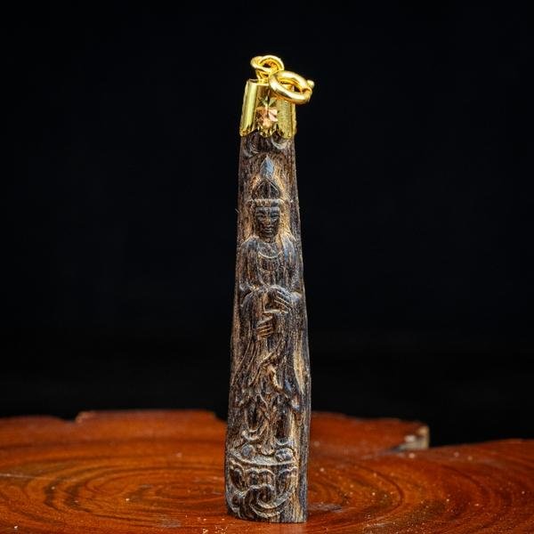 Khối gỗ Trầm Hương tự nhiên với những đường vân dầu độc đáo, biểu tượng cho loại gỗ quý nhất Việt Nam về hương thơm và giá trị.