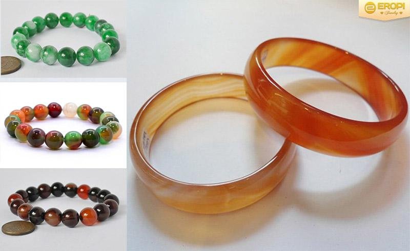 Bộ trang sức gồm vòng cổ và vòng tay làm từ các viên gỗ hóa thạch nhiều màu sắc có tác dụng phong thủy và làm đẹp