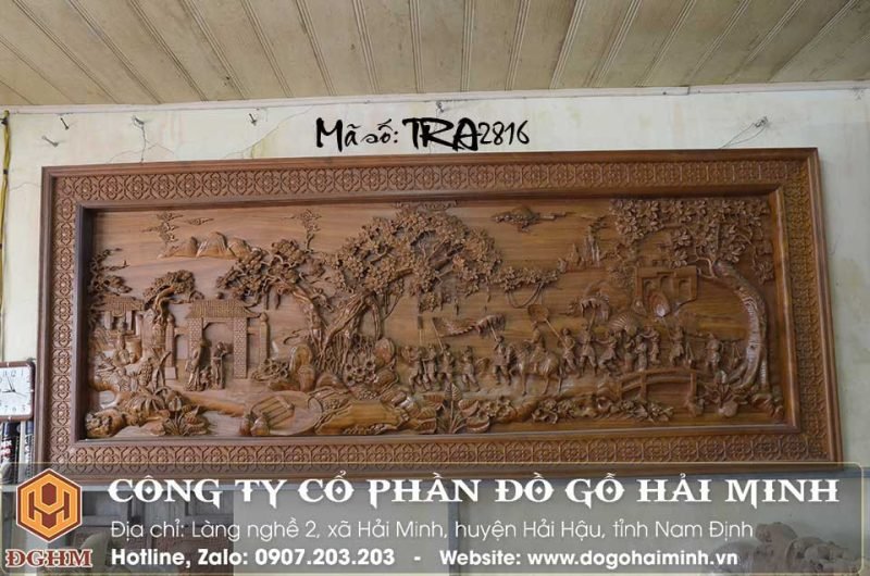 Tranh cảnh vinh quy bái tổ được chạm khắc trên nền gỗ gụ