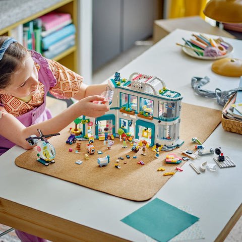 Trẻ em cùng nhau lắp ráp mô hình LEGO, tăng cường tương tác xã hội và hợp tác