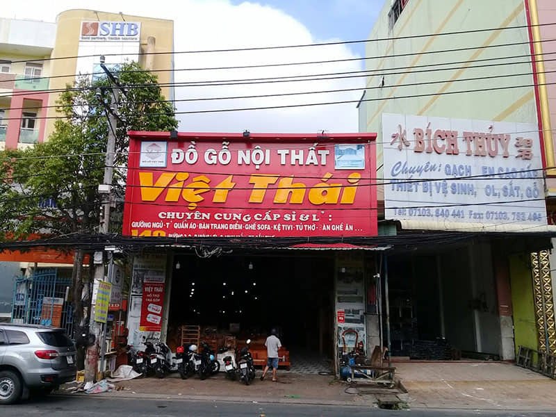 Trưng bày các sản phẩm đồ gỗ nội thất tại cửa hàng Việt Thái Cần Thơ