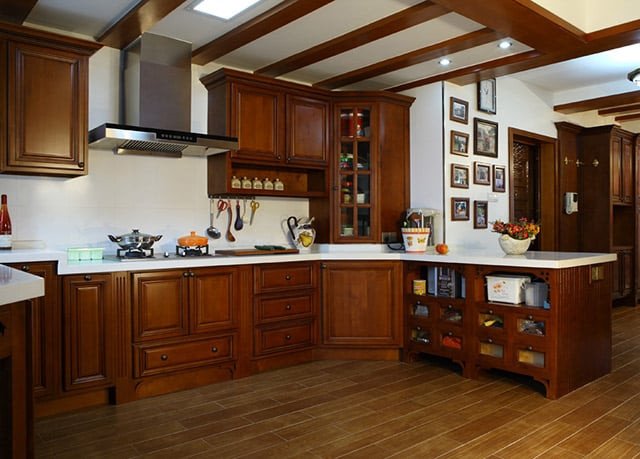 Tủ bếp gỗ gõ đỏ mặt đá trắng