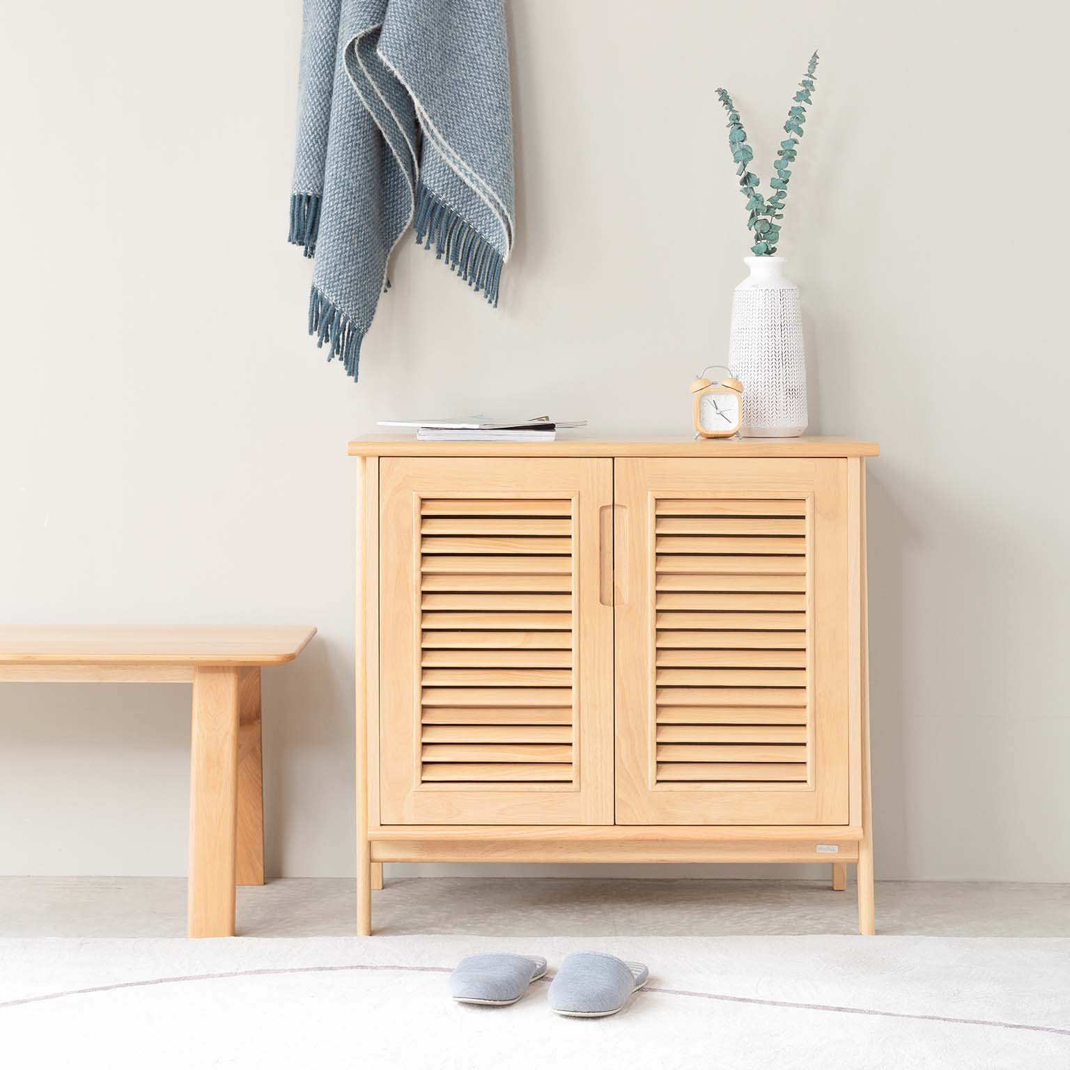 Tủ giày gỗ Vline tự nhiên mang vẻ đẹp mộc mạc