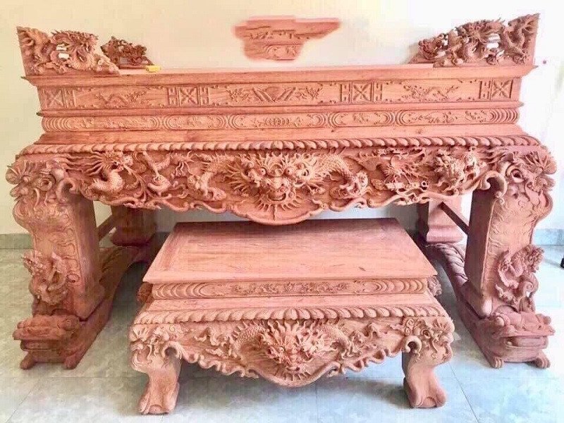 Tủ thờ 2 tầng chạm rồng được làm từ gỗ hương