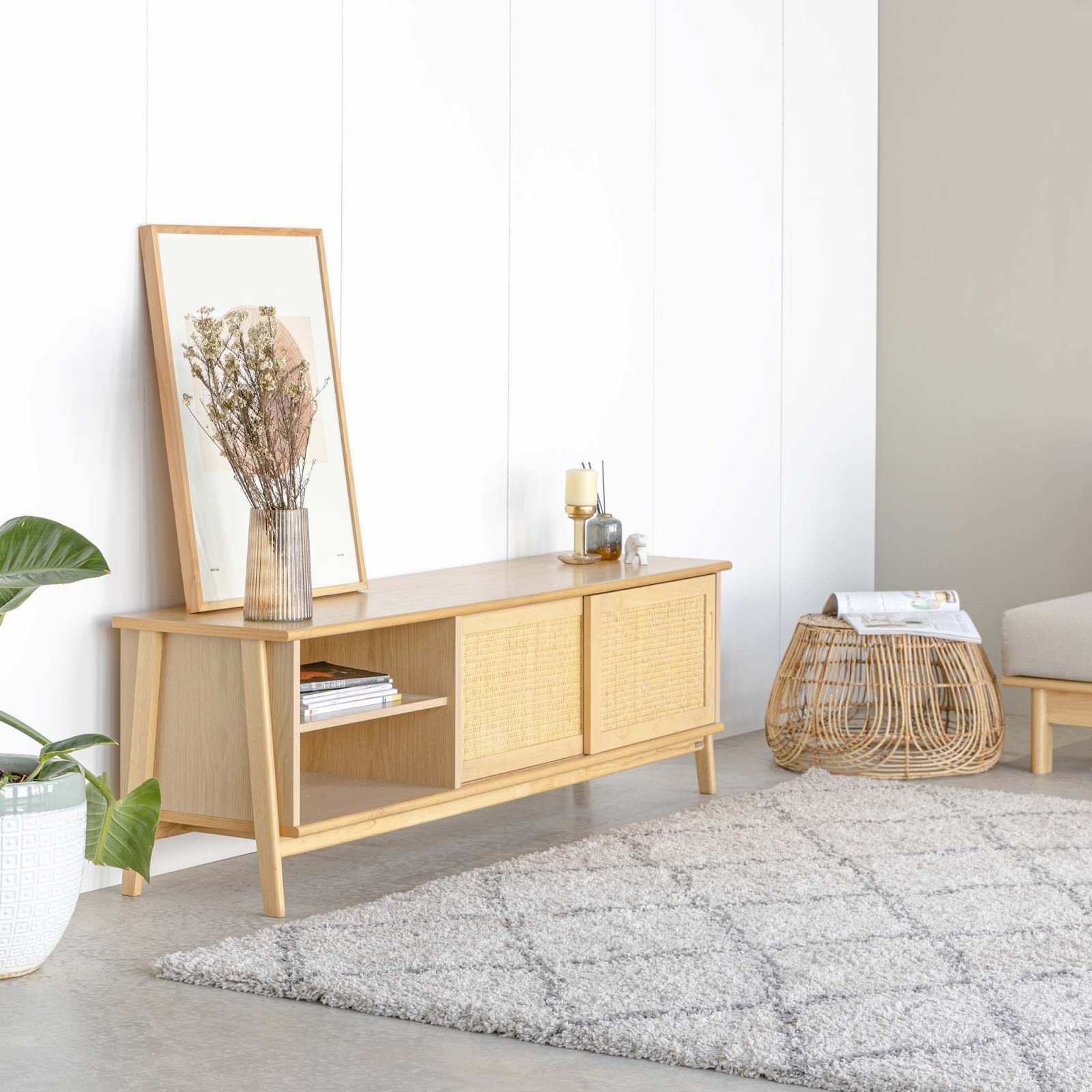 Tủ tivi đặt sàn được làm từ gỗ công nghiệp vân gỗ đẹp mắt