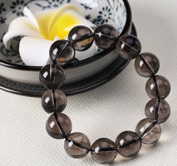 Tuổi Bính Tý nên đeo đá phong thủy màu đen, xanh nước biển, trắng