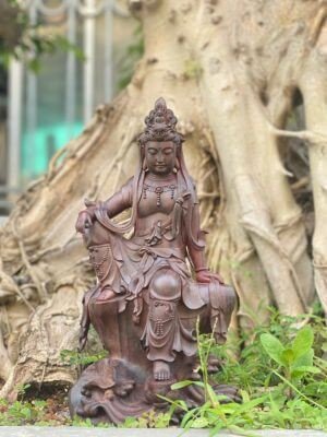 Tượng Bồ Tát Tự Tại được điêu khắc trên chất liệu gỗ quý