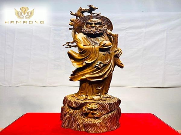 Tượng Đạt Ma Khất Thực đứng, tay cầm bát, tượng trưng cho sự tu dưỡng nội tâm và tinh thần hướng thiện.