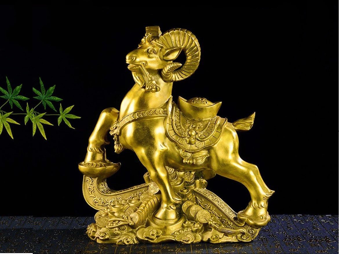 Tượng Dê mạ vàng - vật phẩm phong thủy hỗ trợ người sinh năm 1983