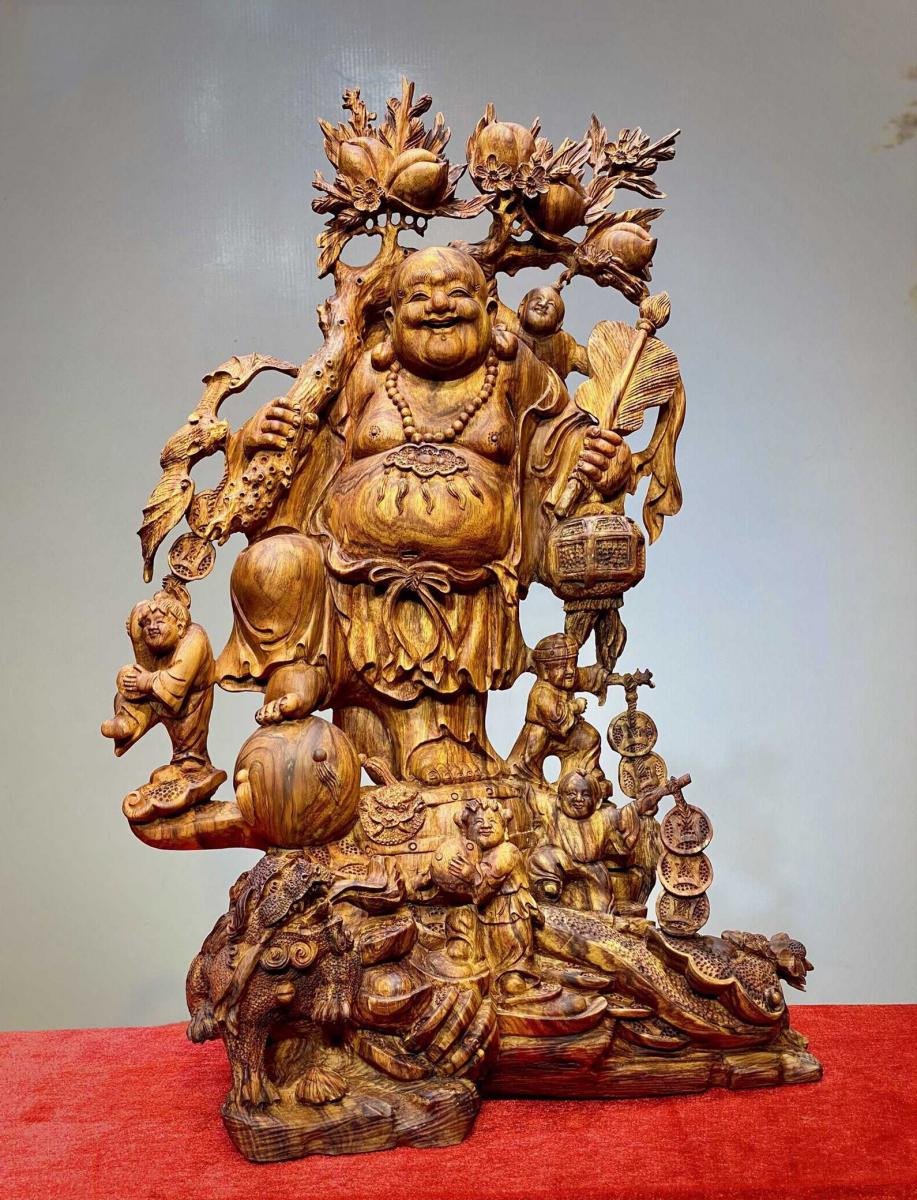 Tượng Di Lặc chế tác tinh xảo từ gỗ Sưa đỏ quý hiếm