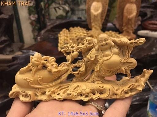 Tượng Phật Di Lặc bằng gỗ hoàng dương được chạm khắc tinh xảo các chi tiết nhỏ