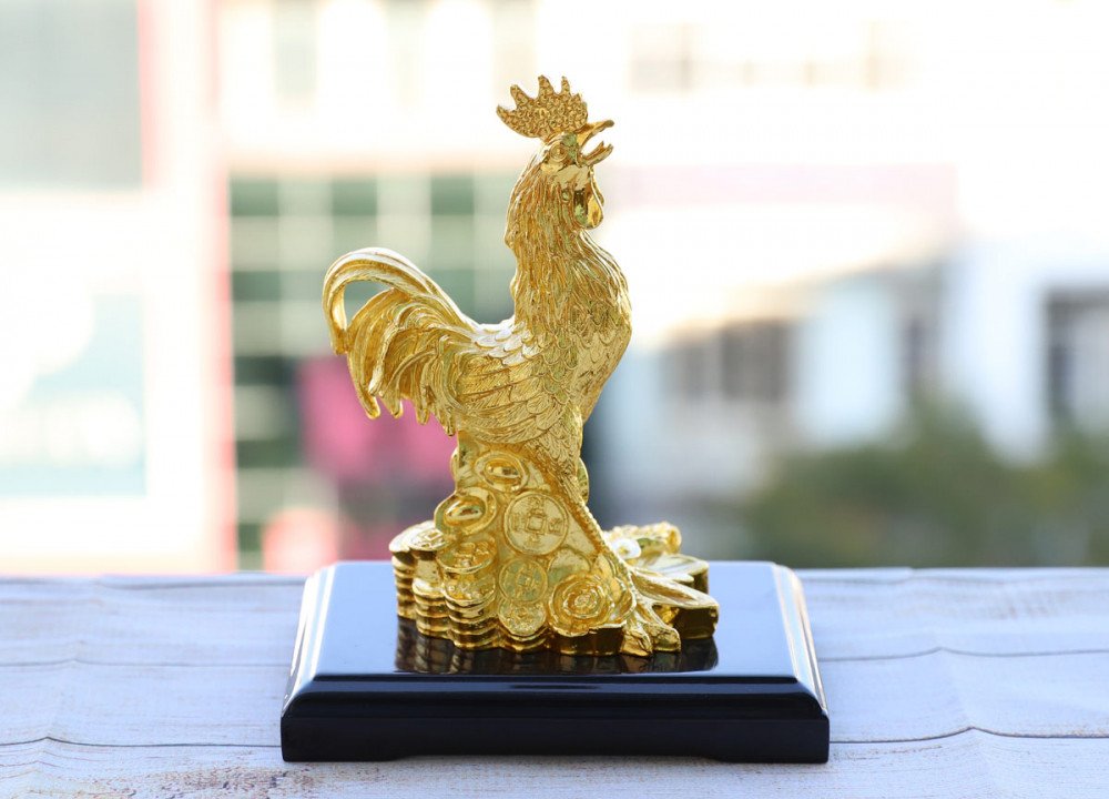 Tượng gà phong thủy mạ vàng hỗ trợ tài lộc cho phụ nữ tuổi Trâu