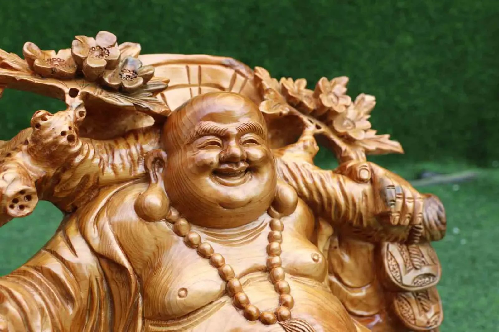 Tượng Di Lặc bằng gỗ cẩm Nam Phi được điêu khắc tinh xảo với nụ cười hoan hỉ và vân gỗ nổi bật