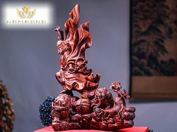 Tượng gỗ Đạt Ma múa võ với ánh mắt kiên nghị