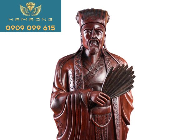 Tượng gỗ Khổng Minh biểu tượng trí tuệ với quạt lông cầm tay