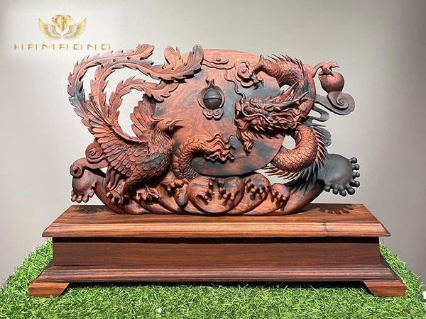 Tượng gỗ Long Phụng sum vầy khắc họa biểu tượng Rồng Phượng hòa hợp