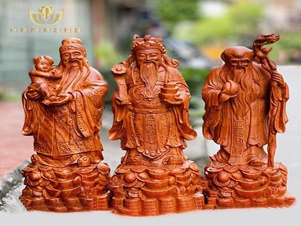 Tượng gỗ Phúc Lộc Thọ mang ý nghĩa may mắn tài lộc và sức khỏe cho gia chủ