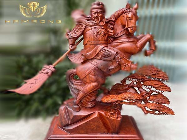 Tượng gỗ Quan Công cưỡi ngựa uy phong lẫm liệt